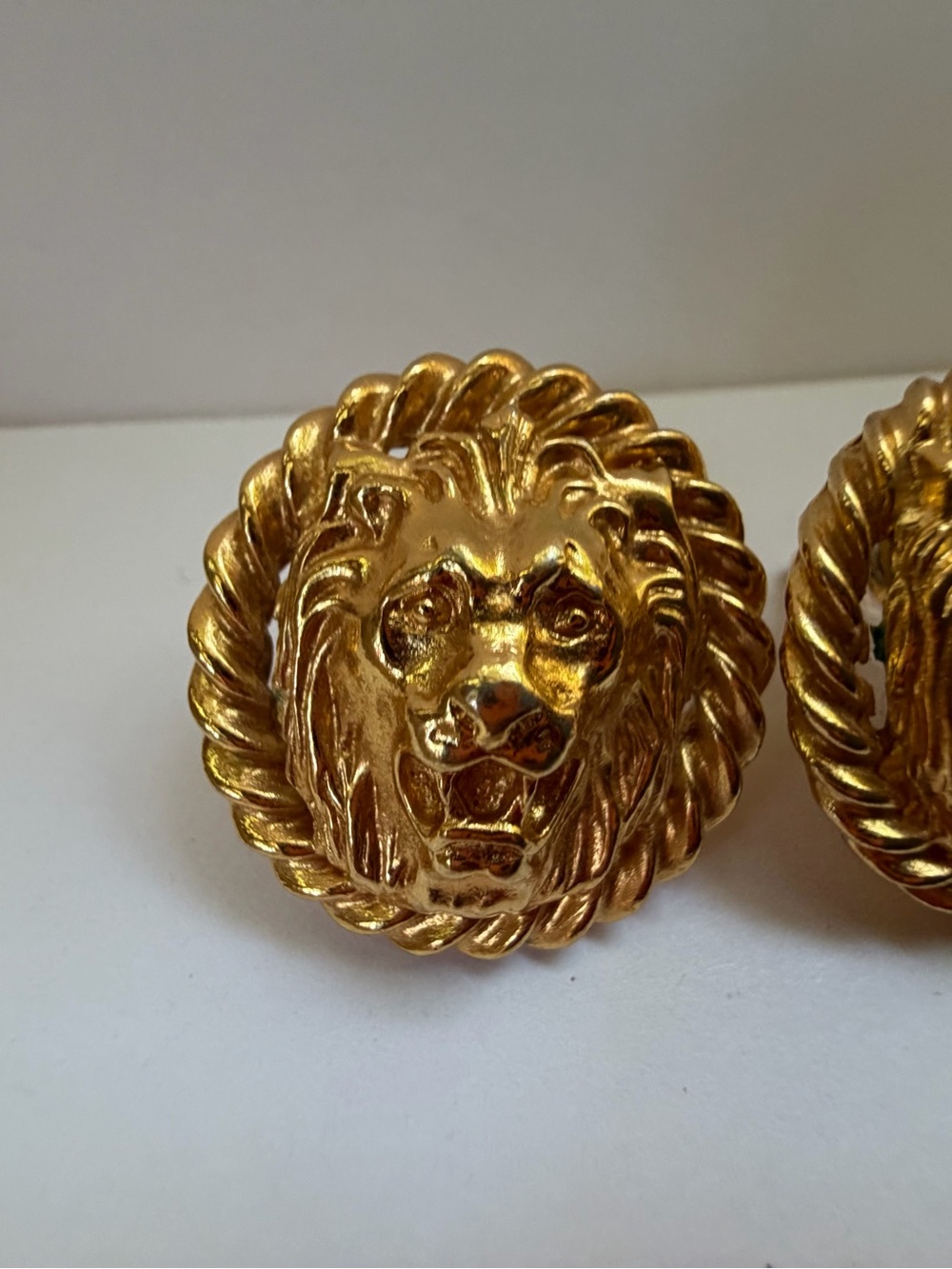 Vintage 80s Gold Tone Lion Head Statement Stud Earrings Twisted Rope Medallion - Picture 2 of 12